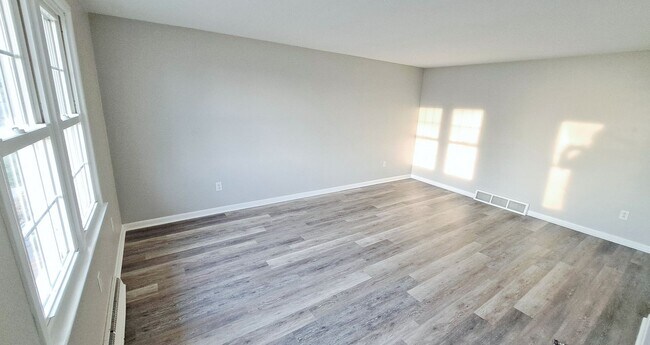 Building Photo - 400-404 Moul Avenue