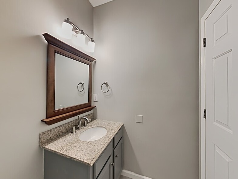 Building Photo - 255 Farrington Ave SE