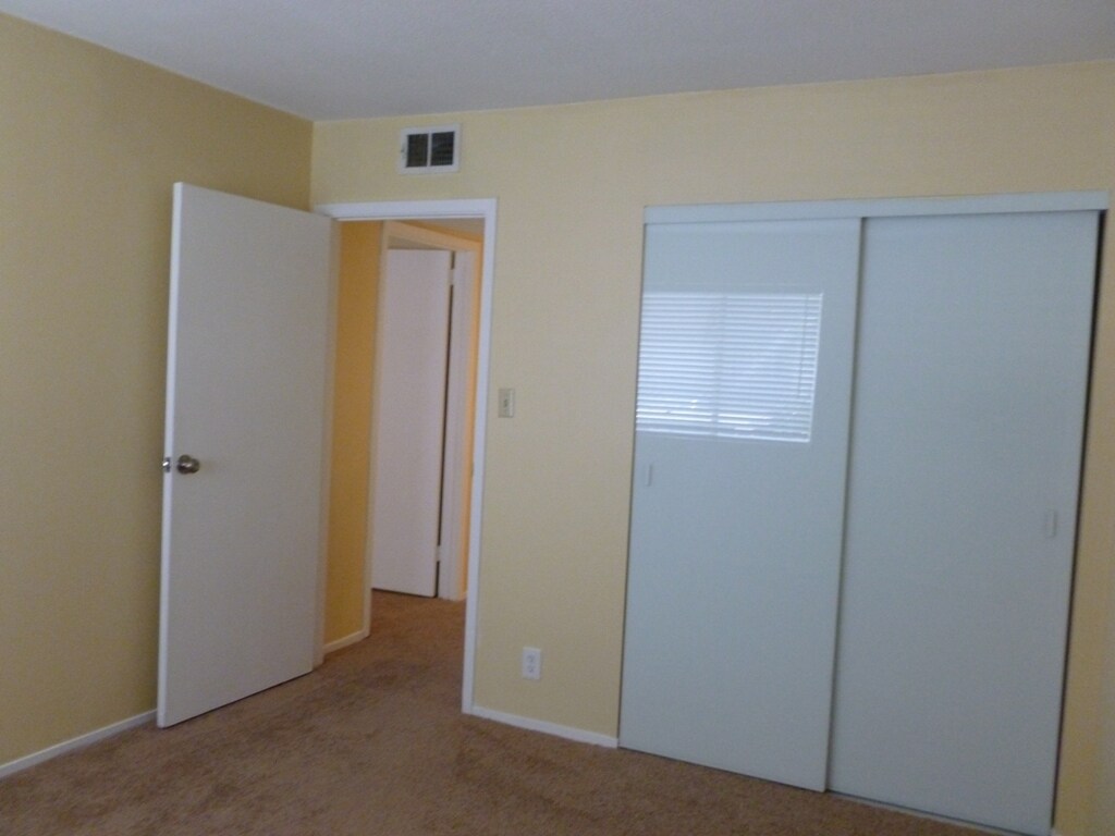 Building Photo - 700 Fernwood Ln