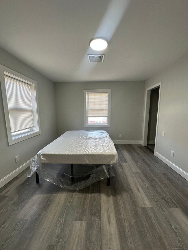 Building Photo - 1065 Central Ave