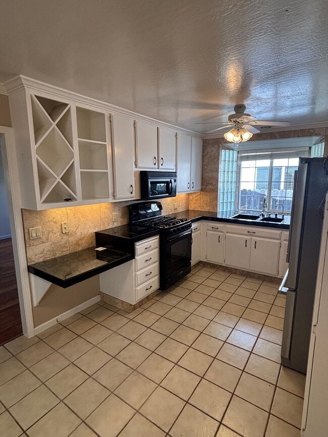 Building Photo - 3 Bedroom 2 Bathroom Single Family home in...