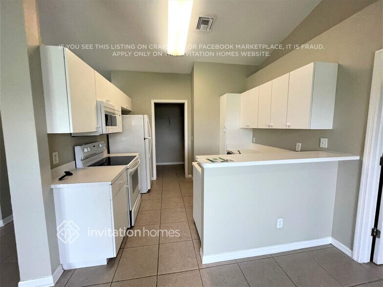 Building Photo - 813 SW 10th Pl