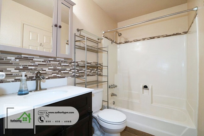 Building Photo - 1553 Bramble Pl