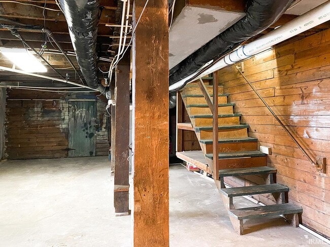 Building Photo - 519 S Swain Ave