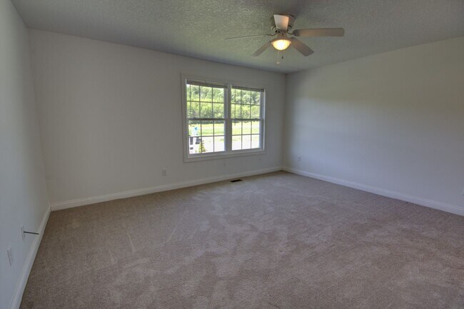 Building Photo - Gorgeous 3 Bedroom Townhome