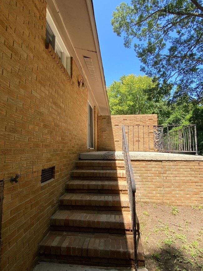 Building Photo - 521 Blendwood Dr