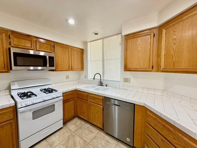 Building Photo - 5155 W Tropicana Ave