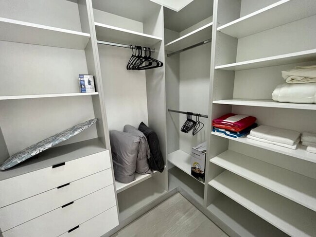 Building Photo - 549 NE 14th Ave