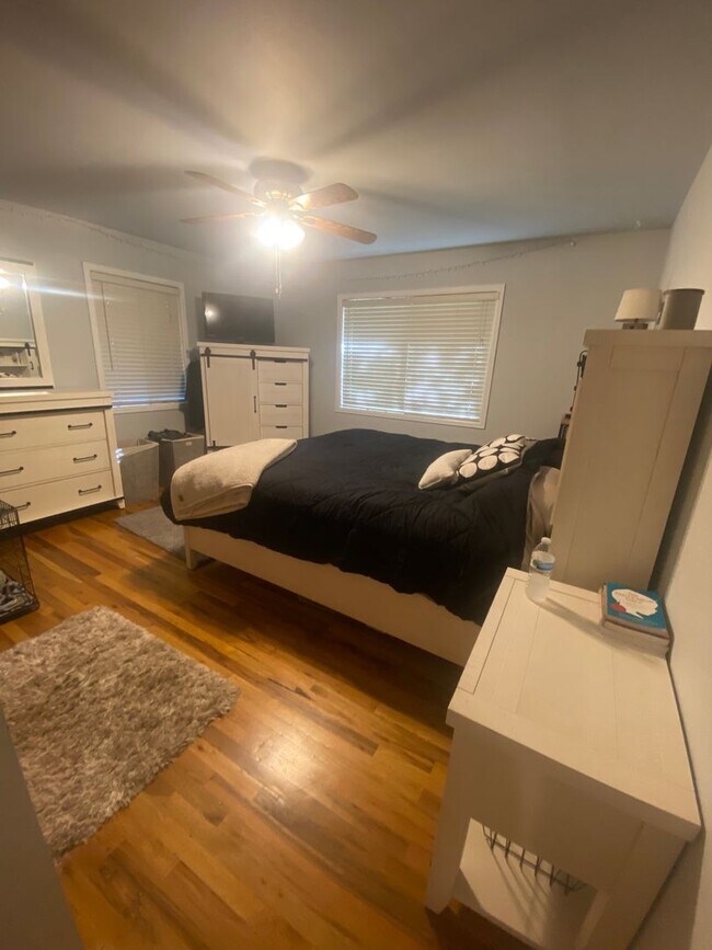 Building Photo - Charming 3 Bed, 1.5 Bath Home in Central F...