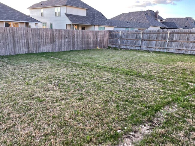 Building Photo - Available Now! 3 bed, 2 bath, Park Meadows...