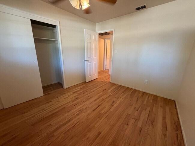 Building Photo - 4 bedroom house in Orangevale on a huge lot