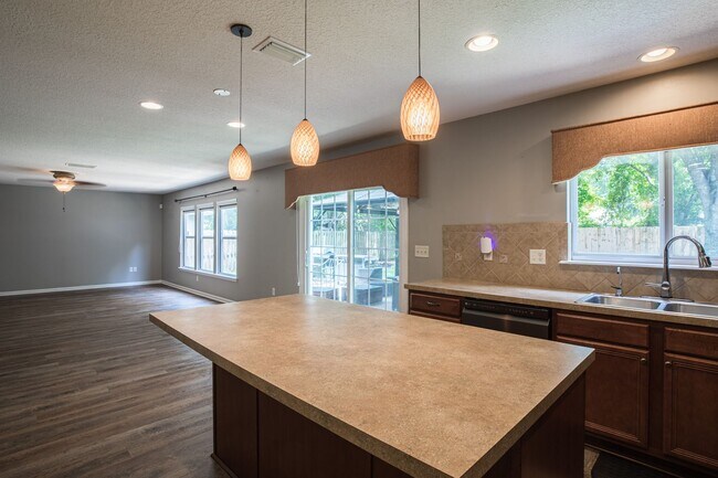 Building Photo - Beautiful 2 story home with fireplace