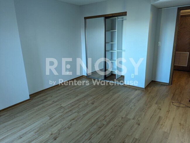 Building Photo - Available now - downtown Saint Paul Views - 1 Bed/1Bath Condo