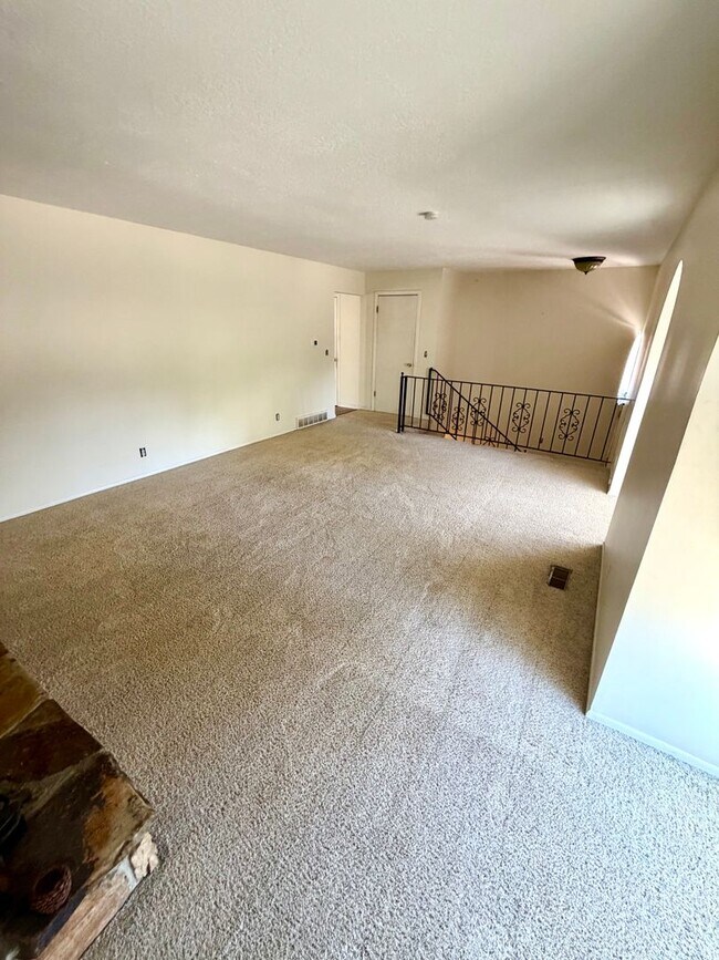 Building Photo - 5721 Highland Dr