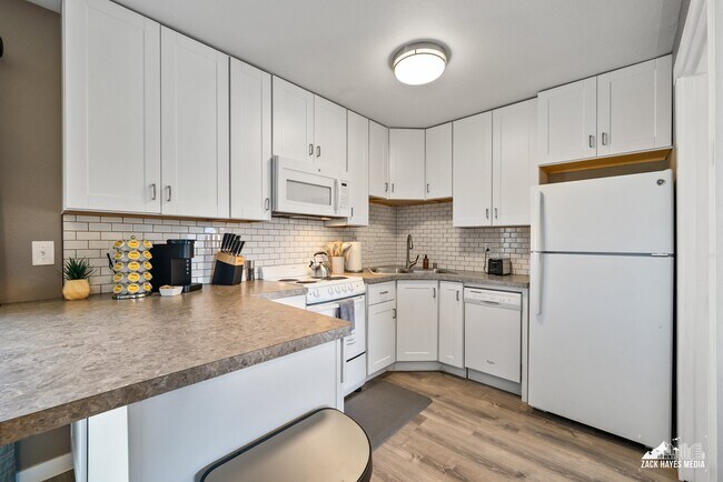 Building Photo - 901 E 46th Ct