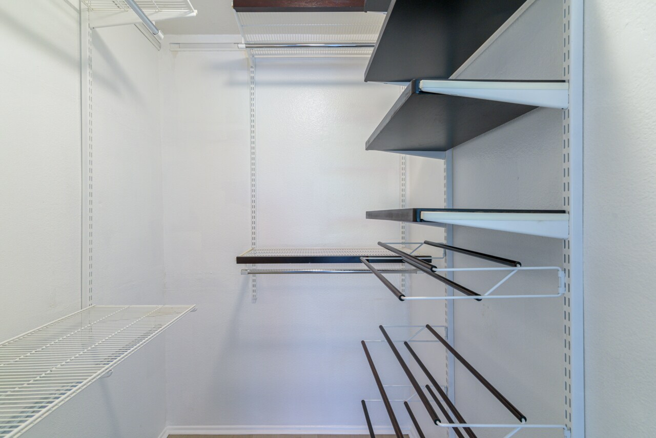 Building Photo - 355 N Maple St