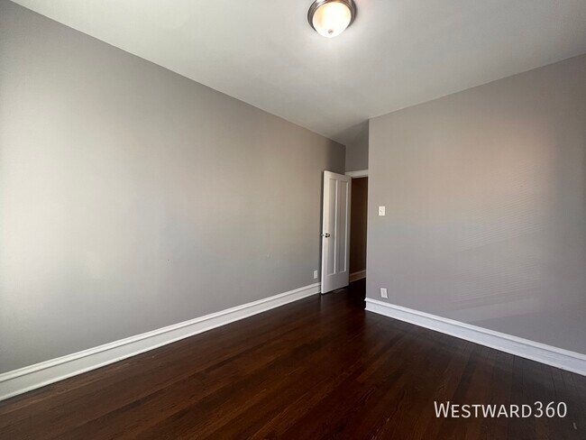 Building Photo - 5653 N Talman Ave