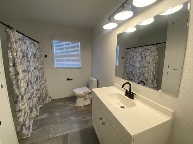 Building Photo - 3bed/2bath Remodeled Home in West Jonesboro.