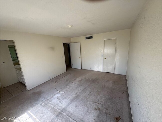 Building Photo - 2963 Pinehurst Dr