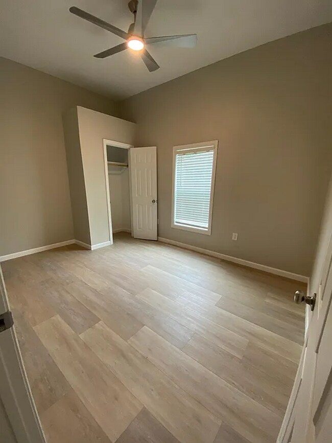 Building Photo - 1850 Grand St