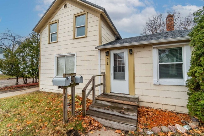 Building Photo - Updated 3-Bedroom Townhouse-Style Duplex with Modern Kitchen & Bath – Pets Welcome!