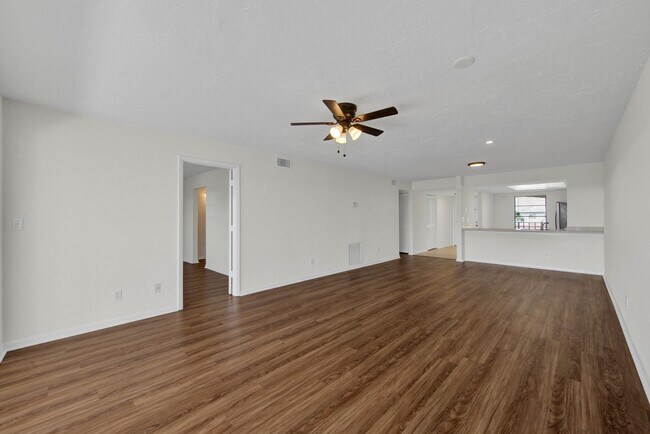 Building Photo - Bright and Spacious 2 Bedroom Condo in Spanish Pines