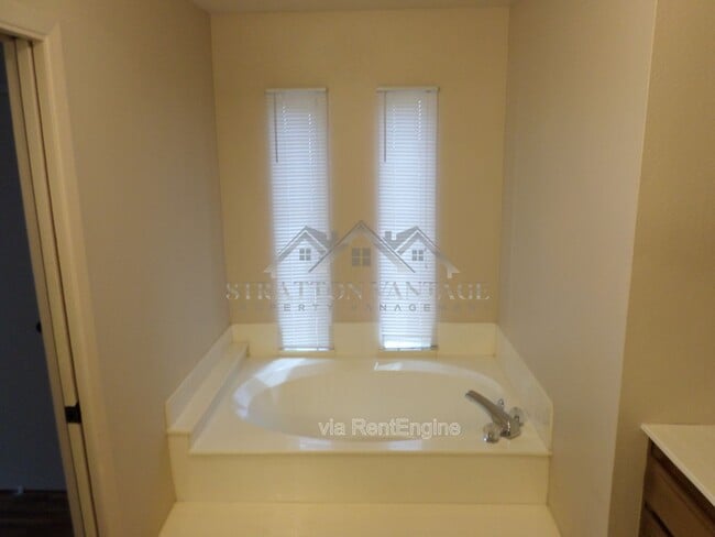 Building Photo - 6602 E Juniper Ave