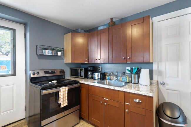 Building Photo - 320 N 13th Pl