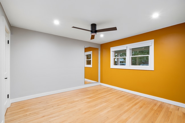 Building Photo - Charming Downtown Home!