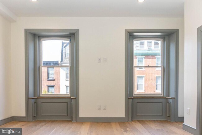Building Photo - 327 S 16th St