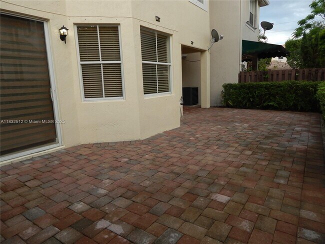 Building Photo - 320 SW 87th Ct