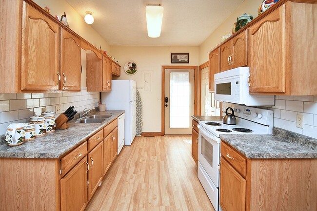 Building Photo - 2 Blocks from MERCY HOSPITAL!     FULLY FU...