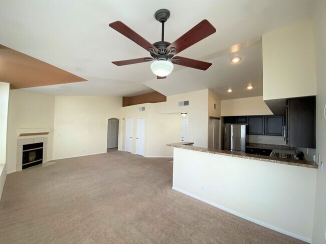Building Photo - 2 BEDROOM 2 BATH IN NORTHWEST DOUBLE GATED GOLF COURSE COMMUNITY!