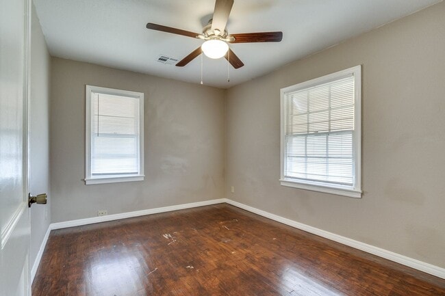 Building Photo - Charming 2-Bedroom Home with Original Hard...