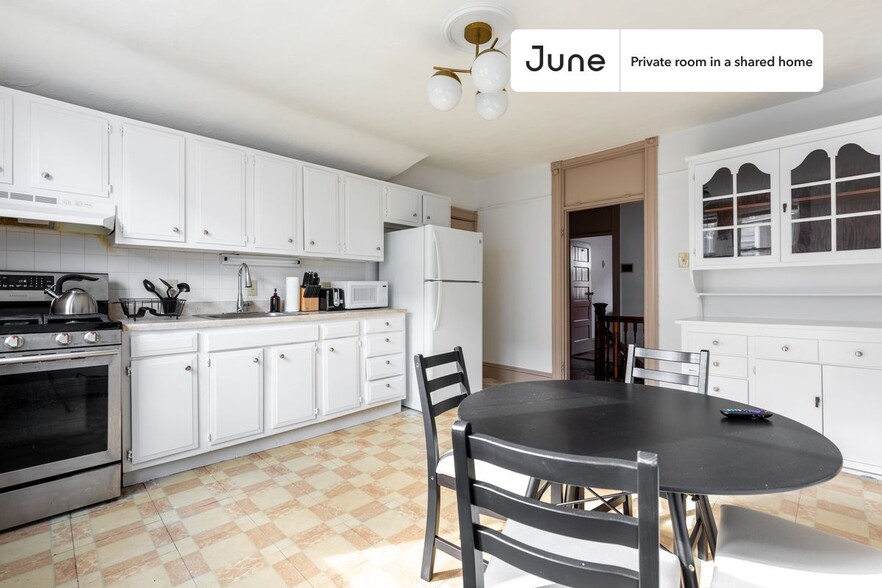 Building Photo - Private bedroom in 3 bed/1 bath Home