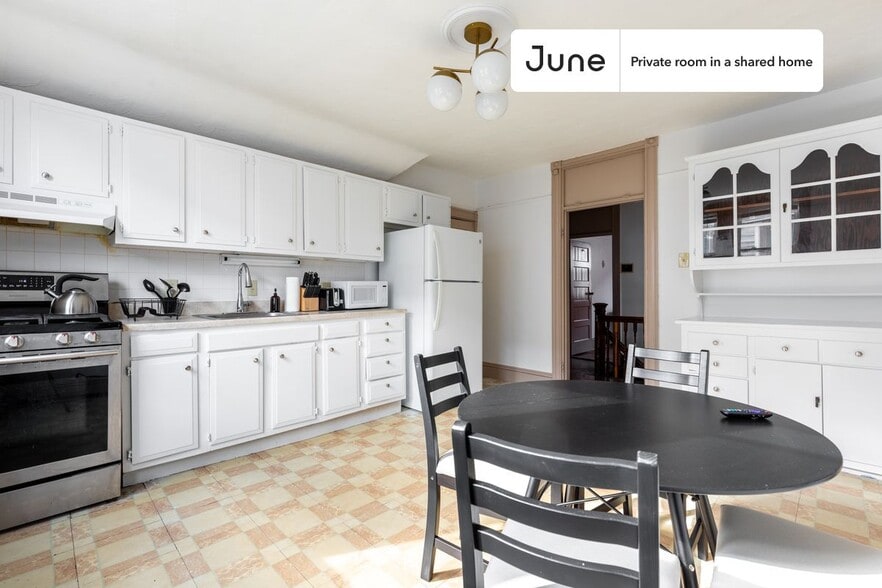 Building Photo - Room in Shared 3 bed/1 bath home in Roxbury