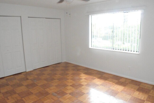 Building Photo - 905 Riverside Dr