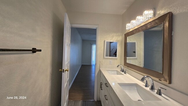 Building Photo - Stunning 3bed/2bath home nestled in a grea...