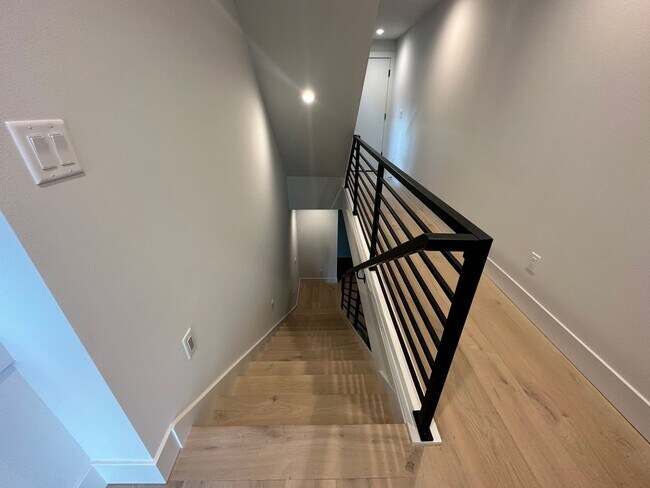 Building Photo - Stunning Queen Anne Home - Incredible Views! Available 10/1/2026!