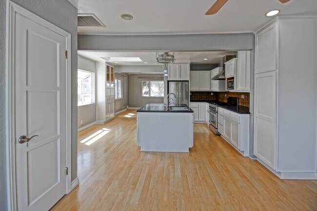 Building Photo - 2809 Carlsbad St