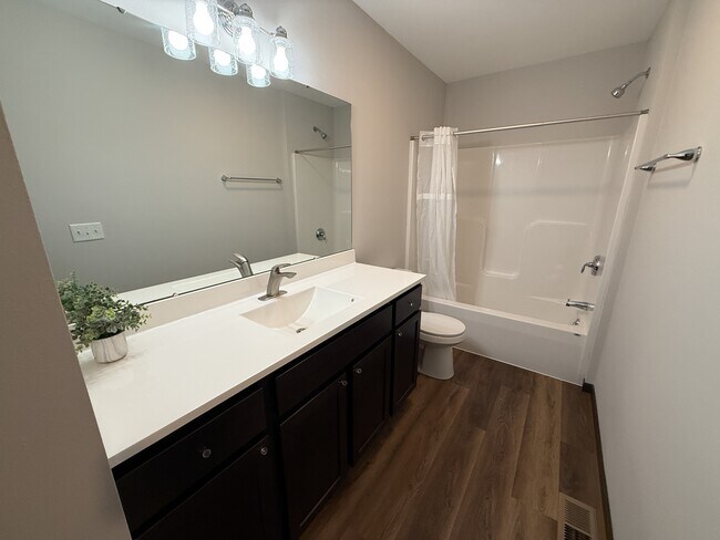 Building Photo - 930 Waters Edge Ct