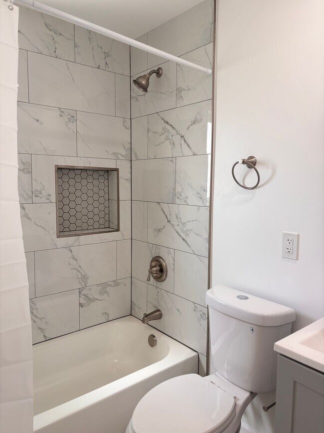 Building Photo - 2 bedrooms 2 baths home FOR RENT