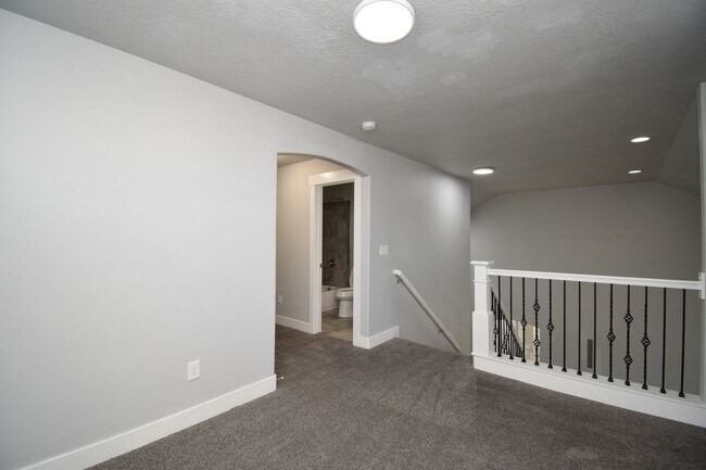 Building Photo - Spacious and Bright 5 Bed 3.5 Bath in Riverton!!