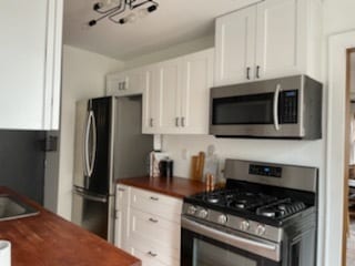 Kitchen - 203 E Diamond Lake Rd