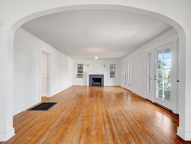 Building Photo - 1044 Manzanita St