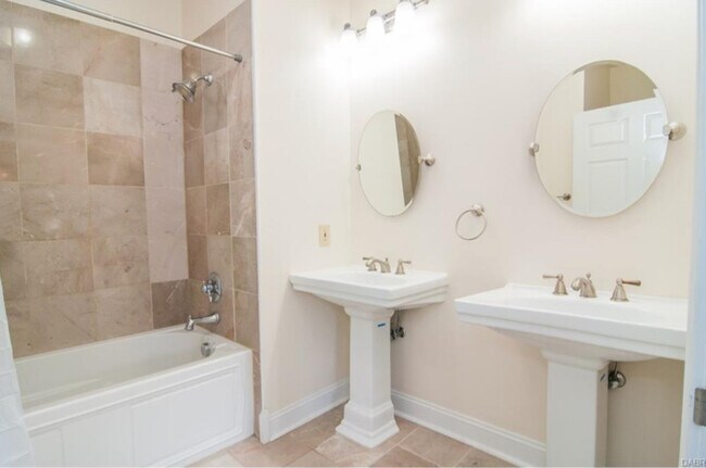 Building Photo - 342 Park Dr