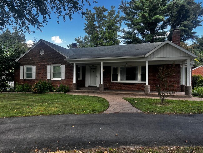 Primary Photo - Wonderfull 3 Bedrooms along with 2 Full Ba...