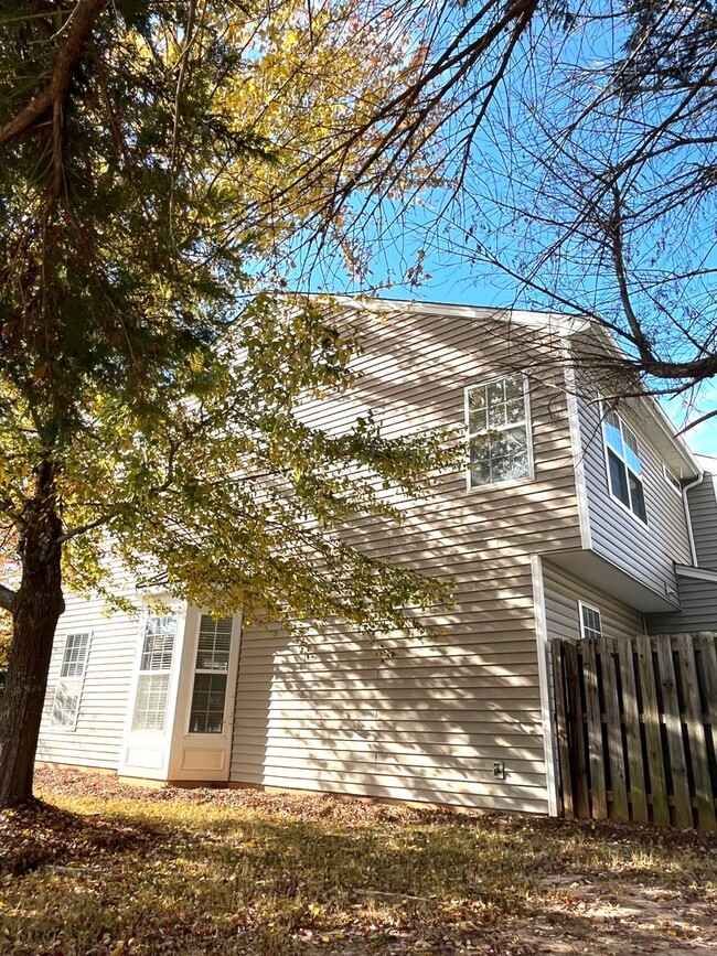 Building Photo - Newly Renovated 3 Bed, 2.5 bathroom Townhome