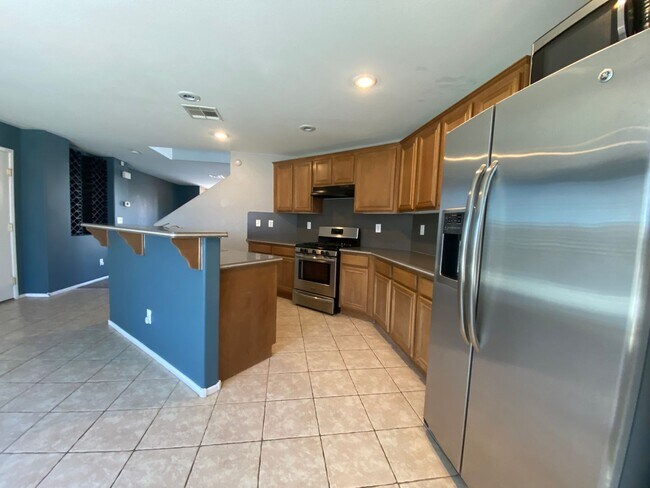 Building Photo - COZY 3 BEDROOM / 2.5 BATH HOME