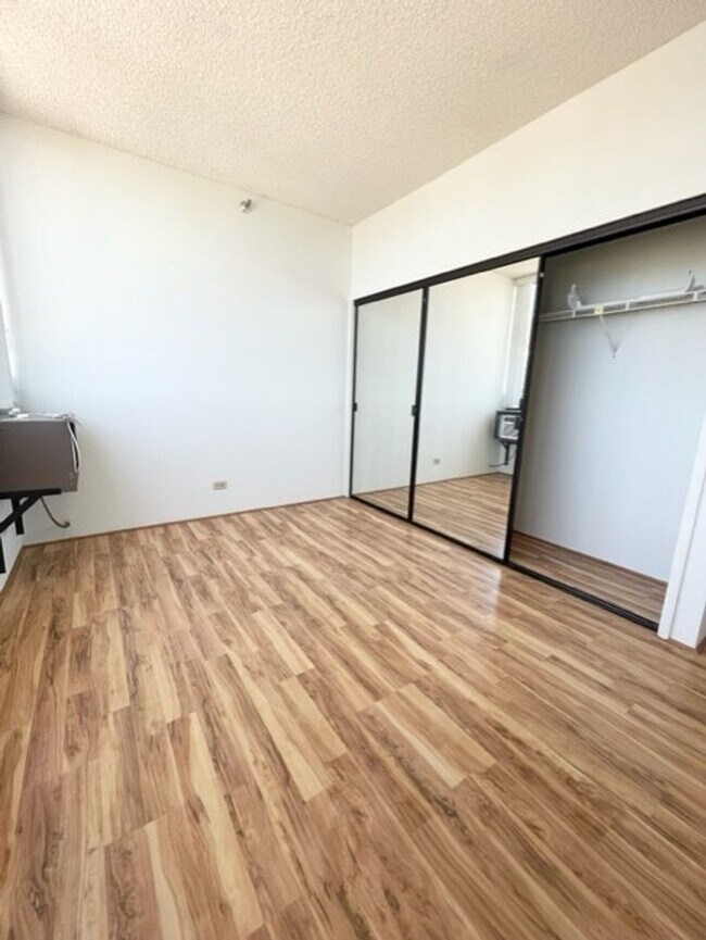 Building Photo - Rarely available corner end 2 bed 2 bath u...